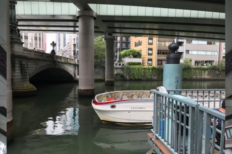 日本橋直下に船着き場があります。