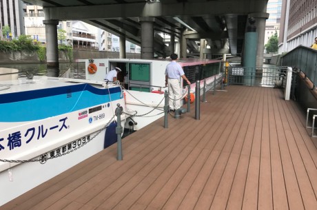 この屋根付きの船に乗ります！