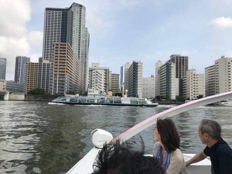 松本零士先生デザインの船も並走