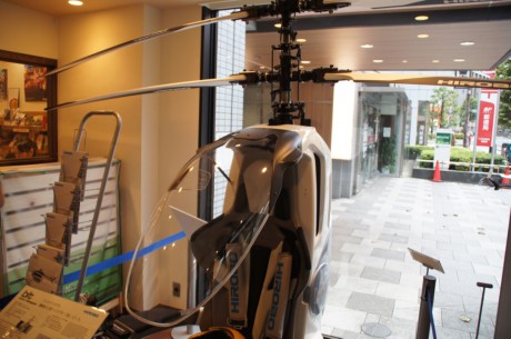 なんと軒先に個人用ヘリコプターが！