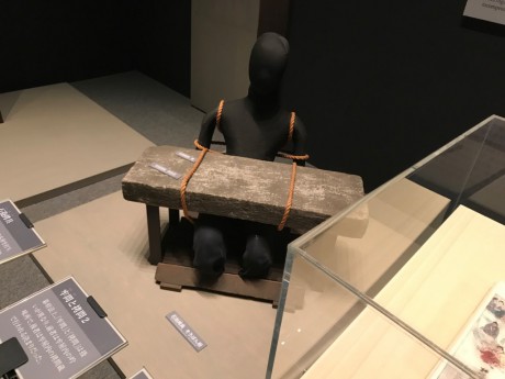 ドラマや映画で観たことのある拷問器具が！