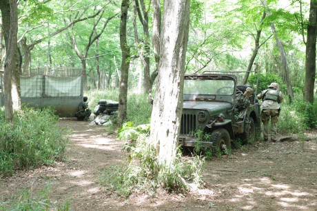 フィールドの中には車などのセットも。