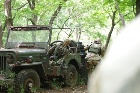 ジープの席にはガイコツ（！）が！