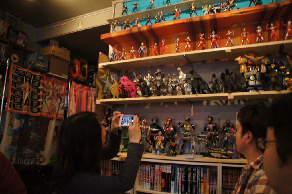 騒然と並ぶウルトラマンや仮面ライダーたち!