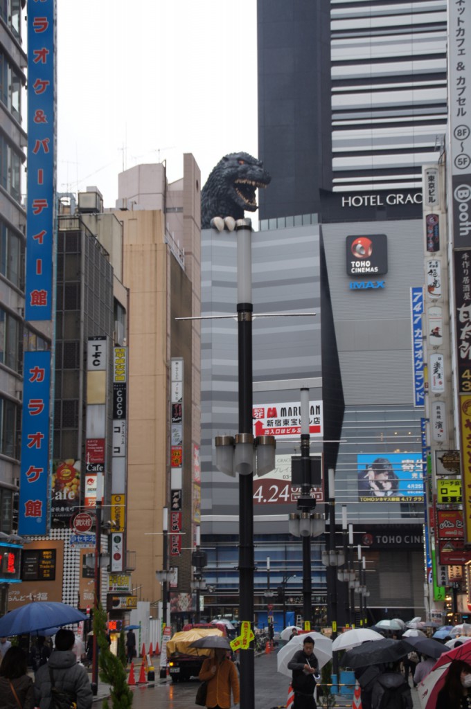 嘗てのコマ劇場跡地に出来たTOHOシネマズ新宿の屋上にそびえ立つゴジラ