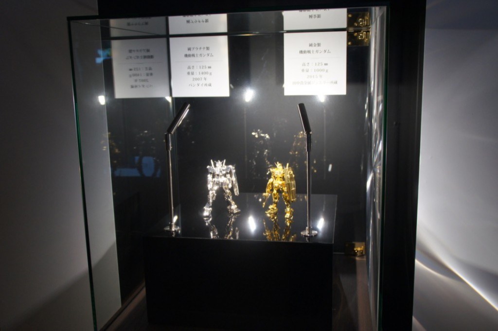 RX-78-2ガンダムを純金(K24)約1,000gを使用して製作した2000万円(税込価格)の純金製 機動戦士ガンダム『RX-78-2 GUNDAM Featuring ROBOT魂』と、銀製 機動戦士ガンダム『SILVER950 RX-78-2 GUNDAM Featuring ROBOT魂』(税込価格648,000円)