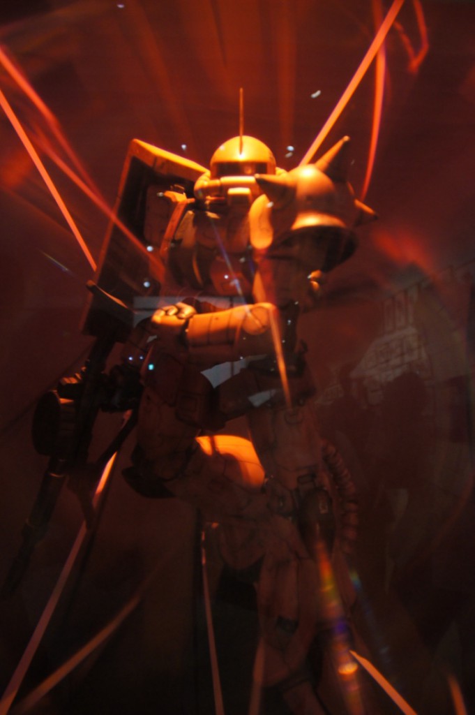 シャアザクの大型ジオラマフィギュアが展示!