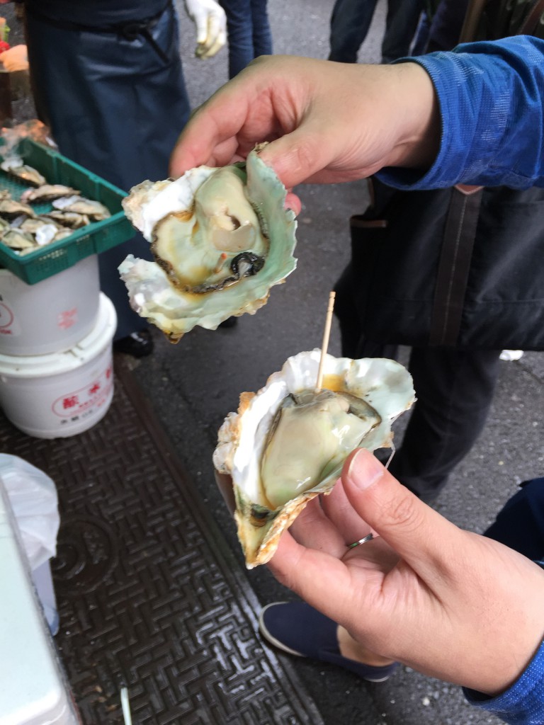 生牡蠣1個300円!