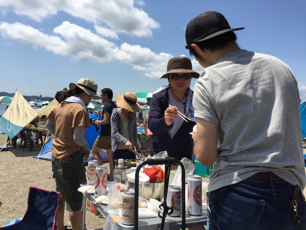さあ食べるぞ!ビールも片手に!